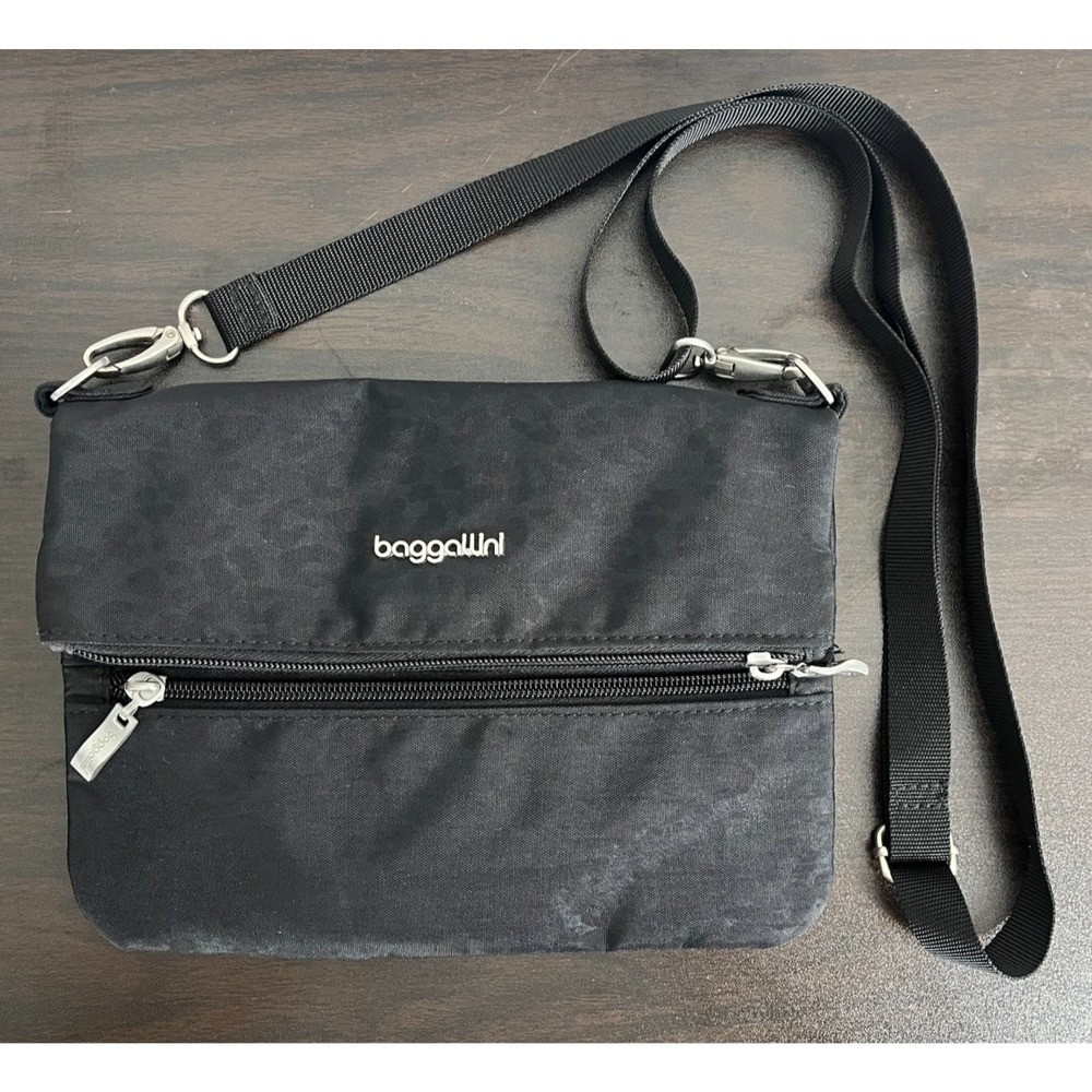BAGGALLINI Flip Zip Crossbody Bag Black Leopard Cheetah Print Small Adjustable